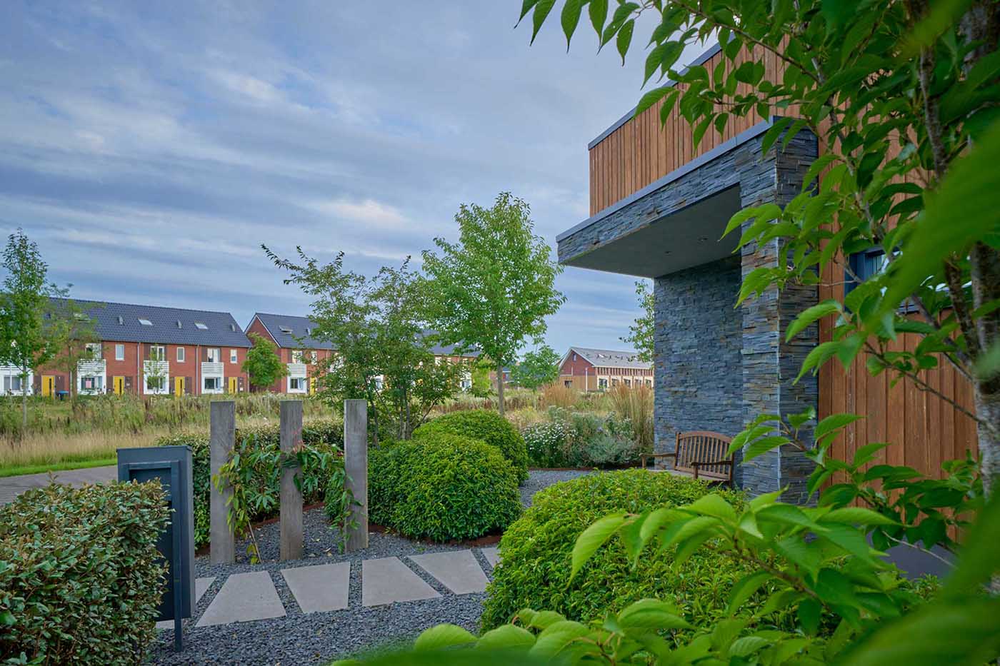 Moderne voortuin met natuurlijk karakter