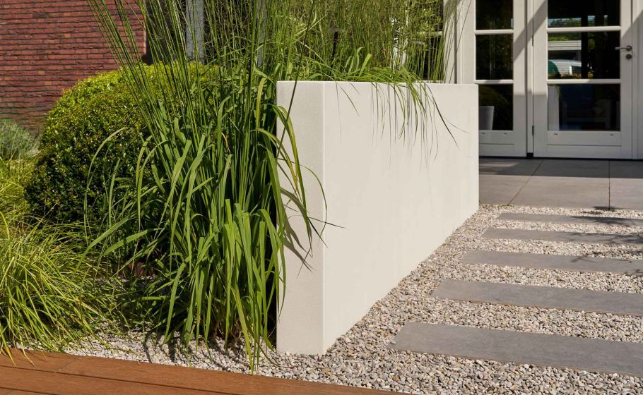 Niveauverschillen met muurelementen in de tuin