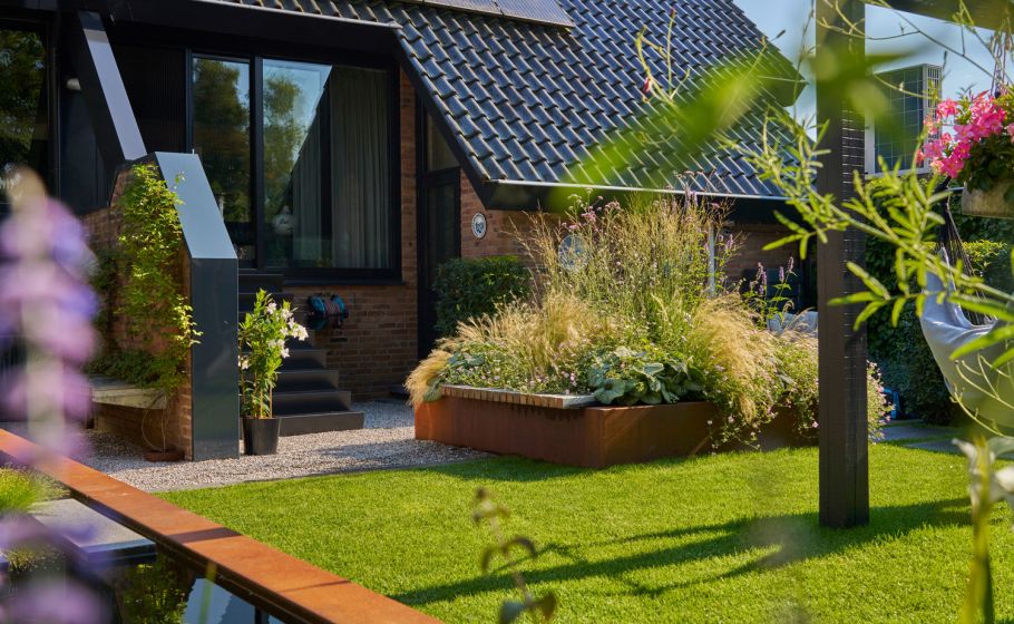 Muurelementen en verhoogde terrassen in de tuin