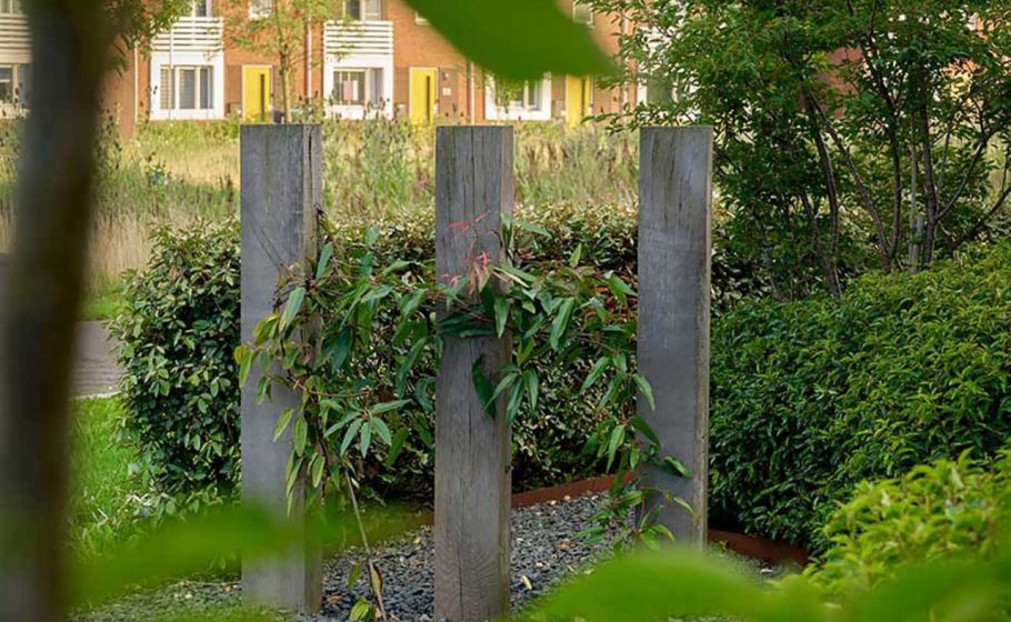 Cortenstaal en moderne muurelementen in de tuin