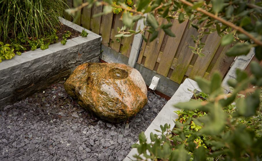 Klein waterelement met sculptuur
