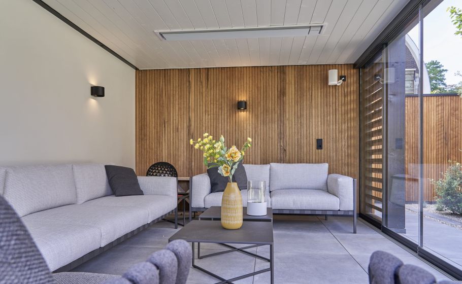 Terrasoverkapping met lamellen en zijwand