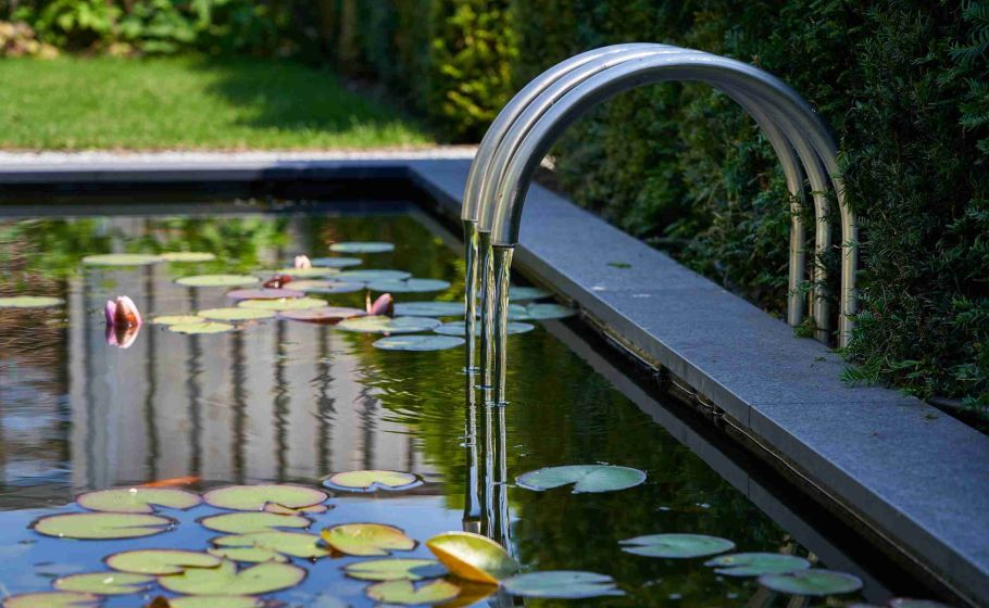 Waterpartij met fontein in een moderne tuin