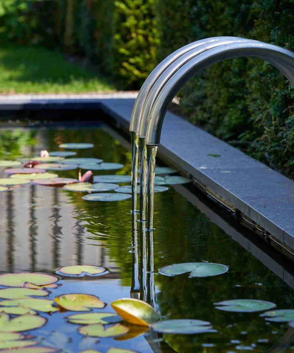 Zwembad in sfeervolle tuin aangelegd door BK Tuinen hovenier in Apeldoorn