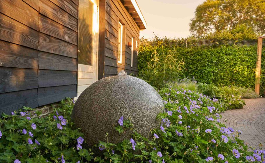 Rustgevend waterelement in de tuin