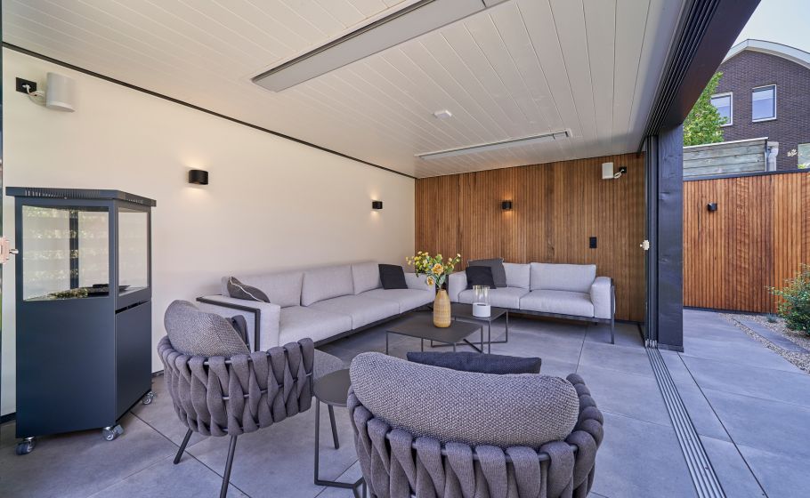 Terrasoverkapping met terrasverwarming en houten vlonder